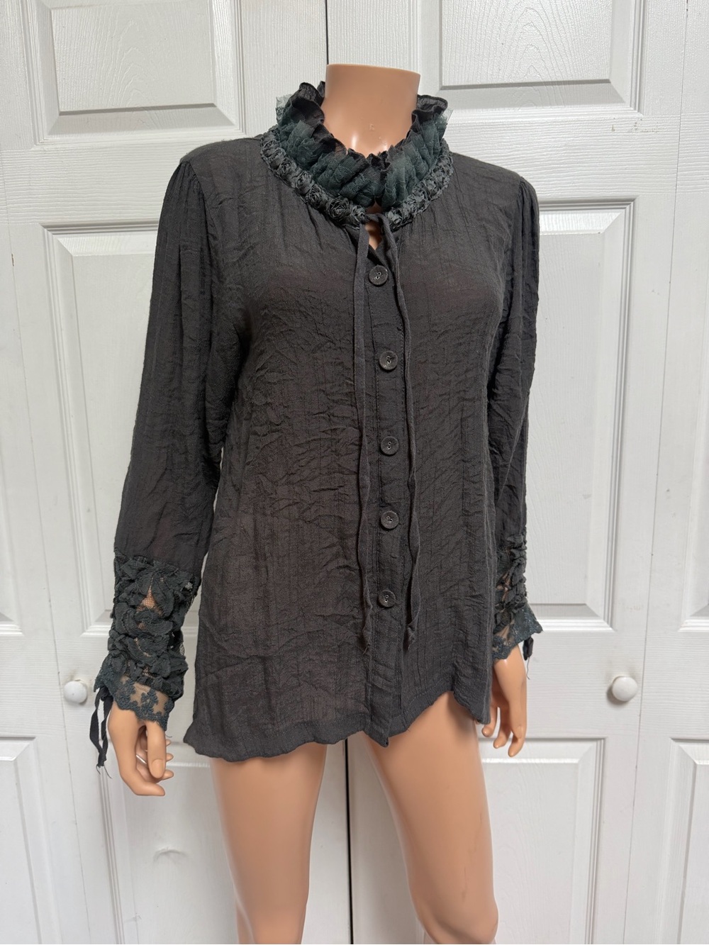 Noelle Victorian Boho Top long Sleeve Blouse Size L-XL Lace Ruffle Details Gray